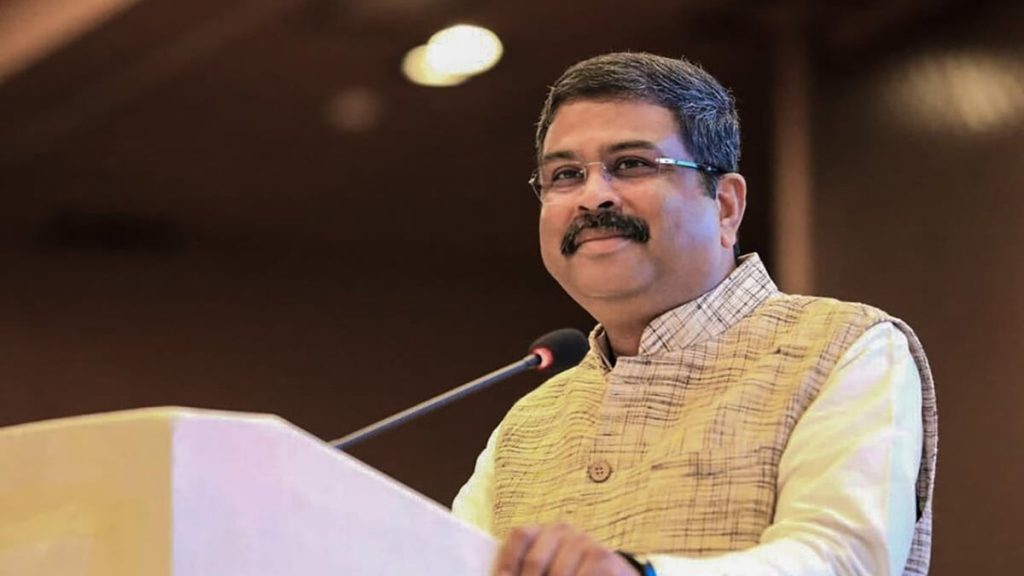 ಜಿರಲೆ ಪ್ರತಿಭಟನೆಗೆ ಮಣಿದ ಮೋದಿ ಸರ್ಕಾರ; ಧರ್ಮೇಂದ್ರ ಪ್ರಧಾನ್ ರಾಜೀನಾಮೆ